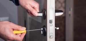 emergency locksmith resolving a home lockout